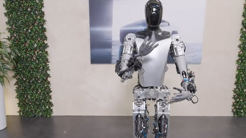 Tesla svela Teslabot: un automa capace di eseguire compiti autonomi. Un video che lo dimostra.