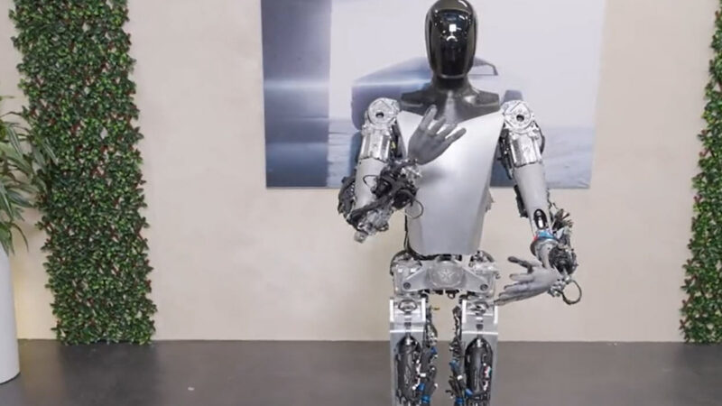 Tesla svela Teslabot: un automa capace di eseguire compiti autonomi. Un video che lo dimostra.
