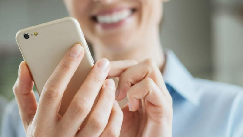 Usare lo smartphone mentre si è in chiamata: una guida per principianti.