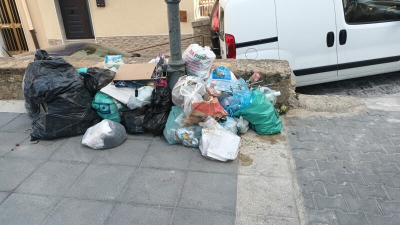 Piazza Armerina – La Battaglia contro l’abbandono illegale di rifiuti nelle strade cittadine. Video, foto e bollette incastrano i cittadini incivili