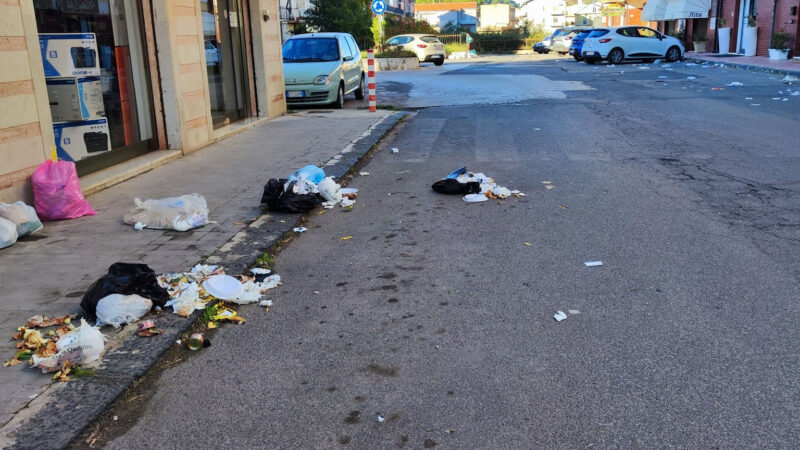 Piazza Armerina – Martedì mattina, via Nino Bixio: cittadini sporchi che sporcano le strade