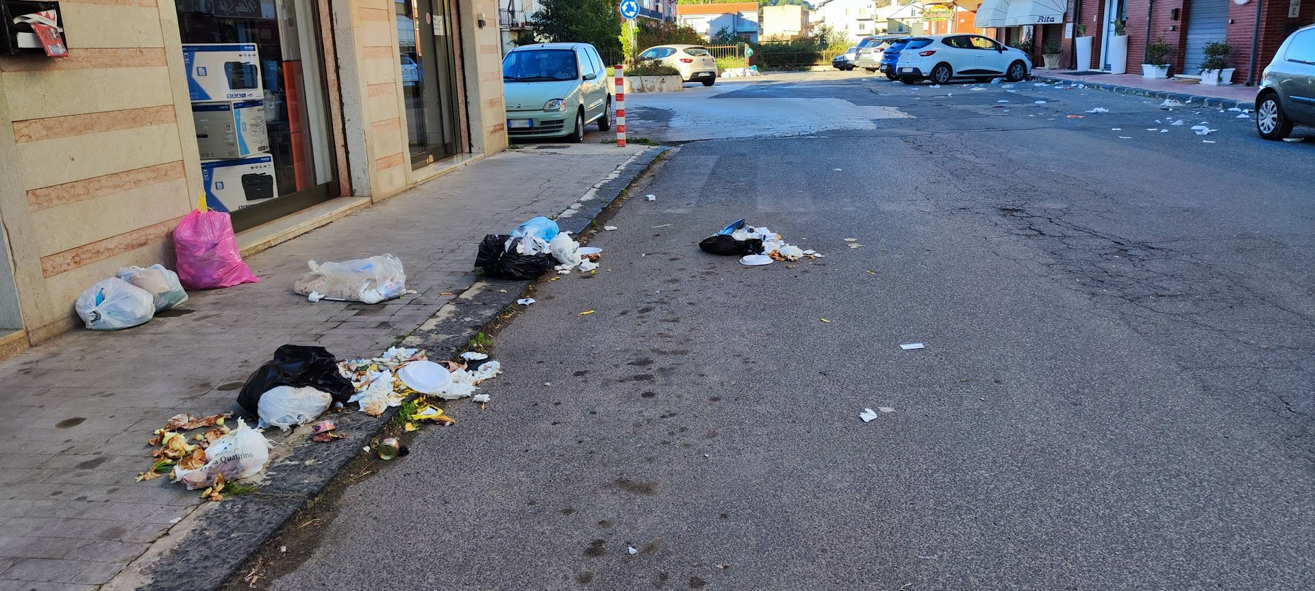 Piazza Armerina – Martedì mattina, via Nino Bixio: cittadini sporchi che sporcano le strade
