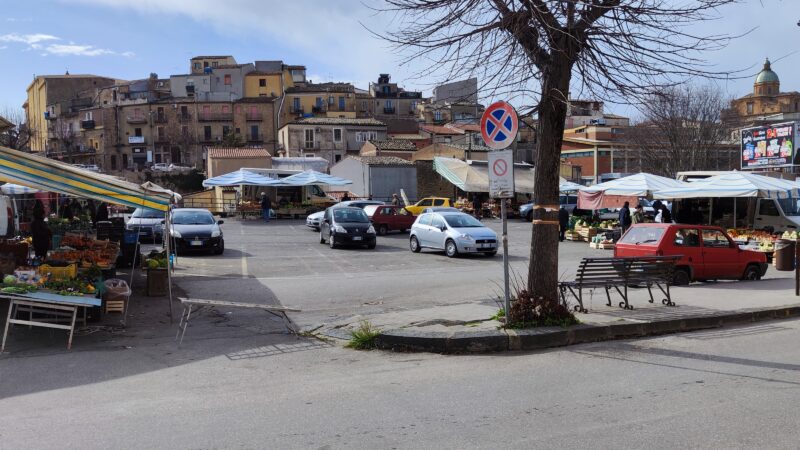 Piazza Armerina. Il parcheggio selvaggio invade il mercatino di piazza Falcone Borsellino.
