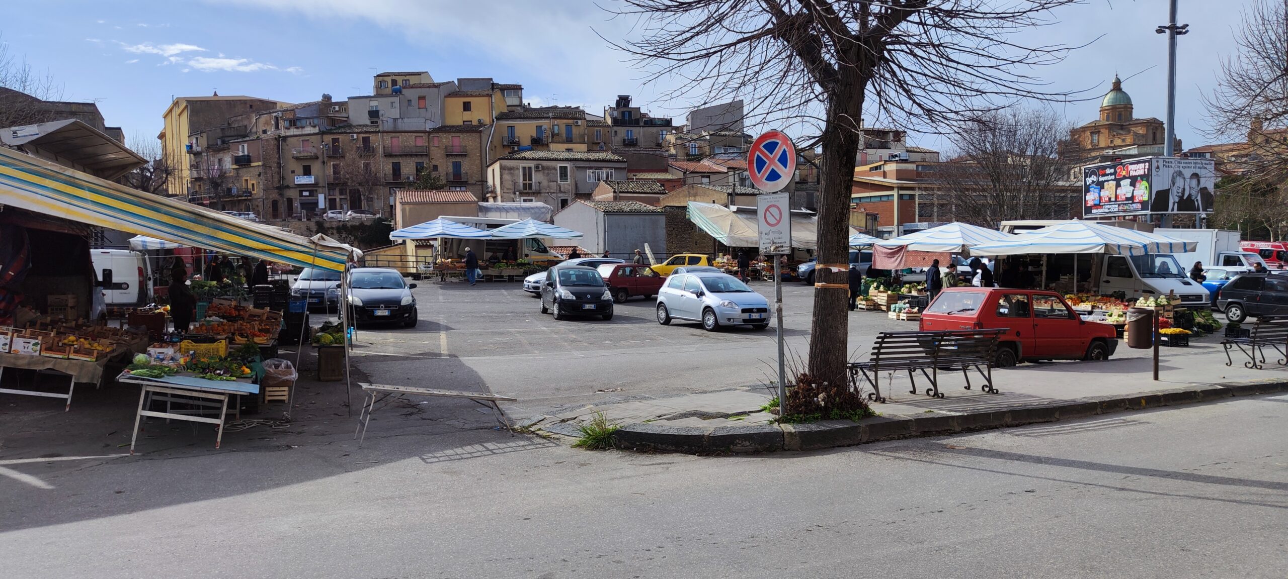 Piazza Armerina. Il parcheggio selvaggio invade il mercatino di piazza Falcone Borsellino.