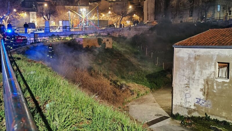 Piazza Armerina – I vigili de Fuoco domano un principio di incendio in piazza Falcone Borsellino