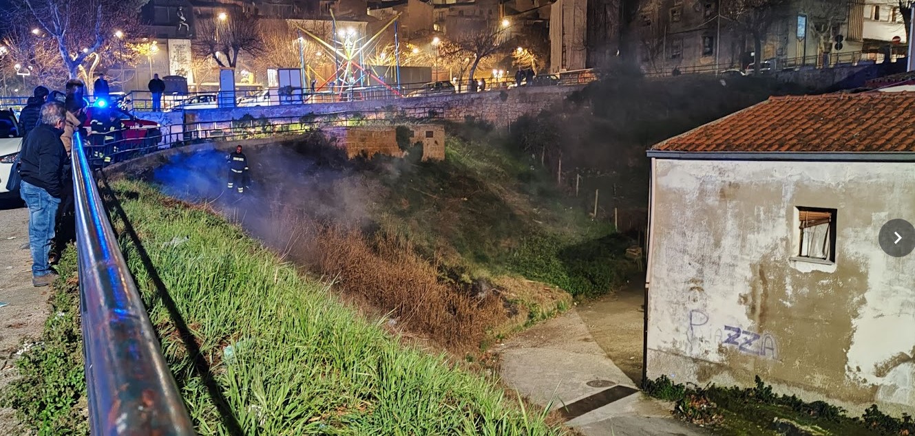 Piazza Armerina – I vigili de Fuoco domano un principio di incendio in piazza Falcone Borsellino