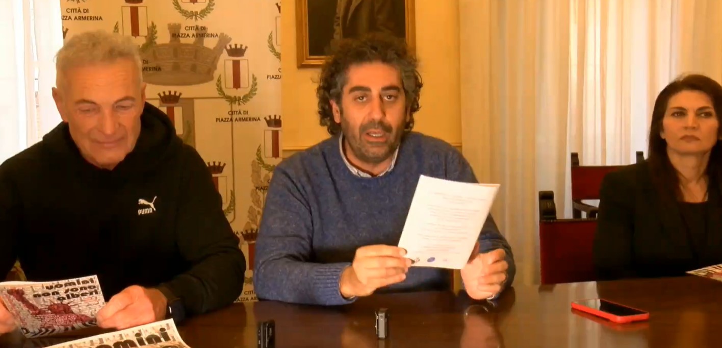 [video] Piazza Armerina – Presentato ieri in comune lo spettacolo “Gli uomini non sono alberi”