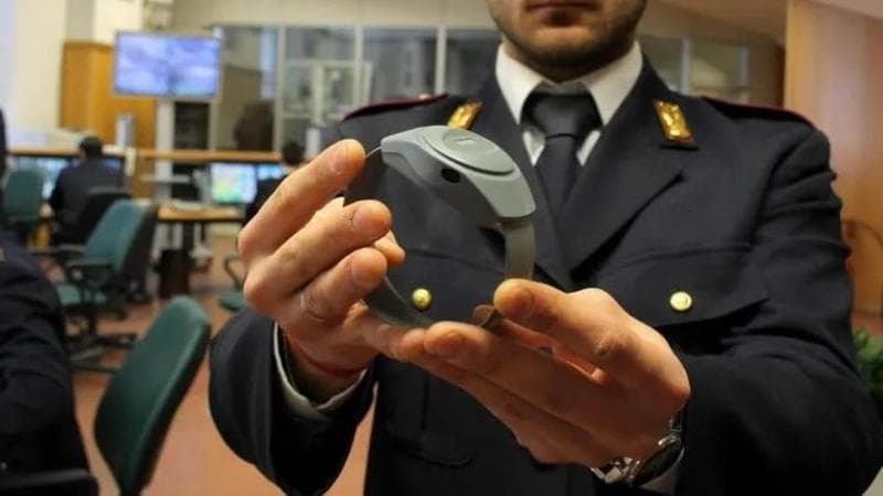 Intervento tempestivo della Polizia: grazie al braccialetto elettronico sventa un possibile incontro pericoloso