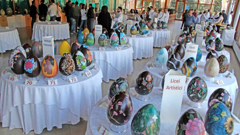Oltre 100 uova in cioccolata decorate a mano. A Catenanuova si sfidano si sfidano scuole provenienti da tutta la Sicilia