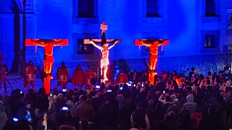 [VIDEO] – Piazza Armerina: grande successo per la rappresentazione  della Via Crucis