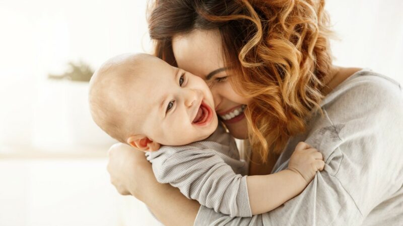 La teoria dell’attaccamento e le relazioni romantiche: una guida per comprendere l’influenza dei legami infantili