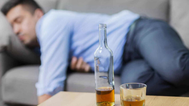 Nuova ricerca svela l’impatto del consumo di alcol prima di dormire sull’architettura del sonno