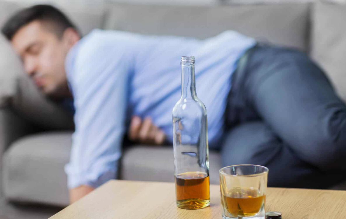 Nuova ricerca svela l’impatto del consumo di alcol prima di dormire sull’architettura del sonno