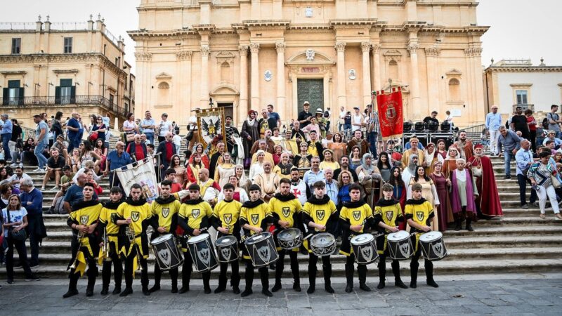 Il Palio dei Normanni e la città di Piazza Armerina ospiti d’onore all’infiorata di Noto.