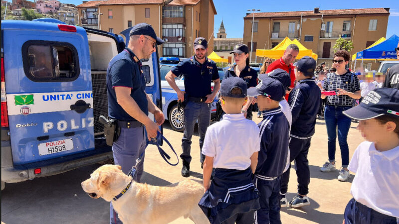 La Polizia di Stato con gli studenti dell’istituto comprensivo “Giusti Sinopoli” di Agira in occasione della “Giornata della Legalità