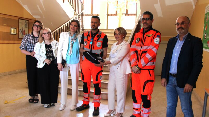 Piazza Armerina – Il Comune consegna un defibrillatore donato da Armerina Emergenza all’istituto comprensivo Chinnici-Roncalli