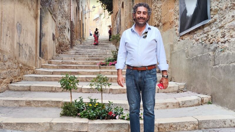 Piazza Armerina – Fare di necessità virtù. Buche diventano fioriere tra gli scaloni di Sant’Anna