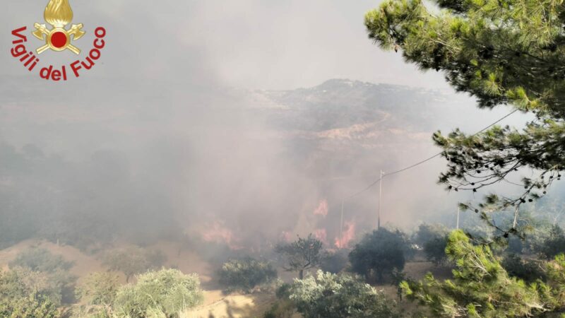 Piazza Armerina. Incendio in contrada Gebbia. Evacuati 50 ragazzi di un grest