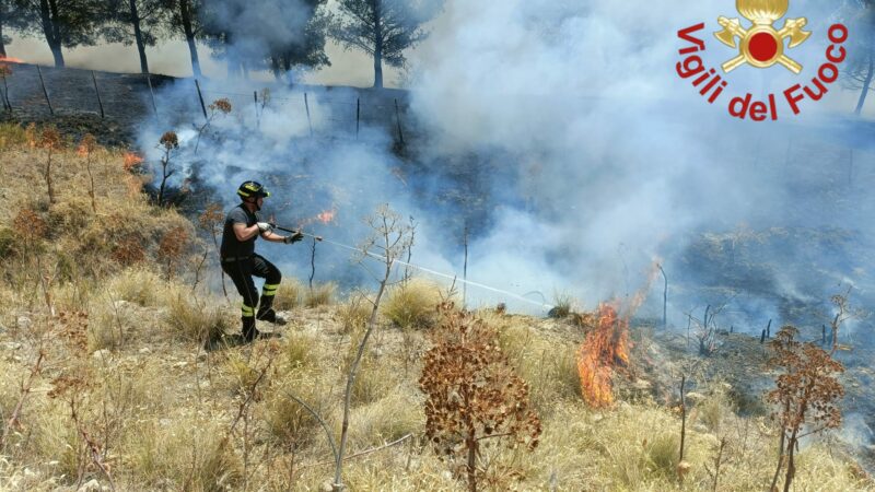 Numerosi incendi impegnano i vigili del fuoco del comando di Enna