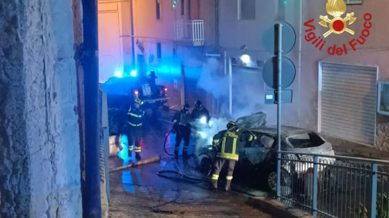 A fuoco una vettura a Gagliano