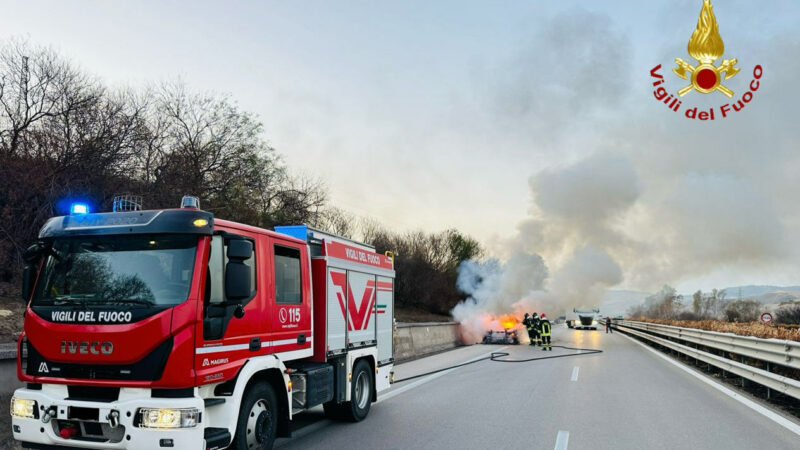 Ultim’ora – Auto in in fiamme sulla A19