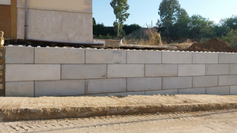 Piazza Armerina – Ricostruito il muro del cimitero Bellia in sole 48 ore dal temporale che lo aveva fatto crollare.