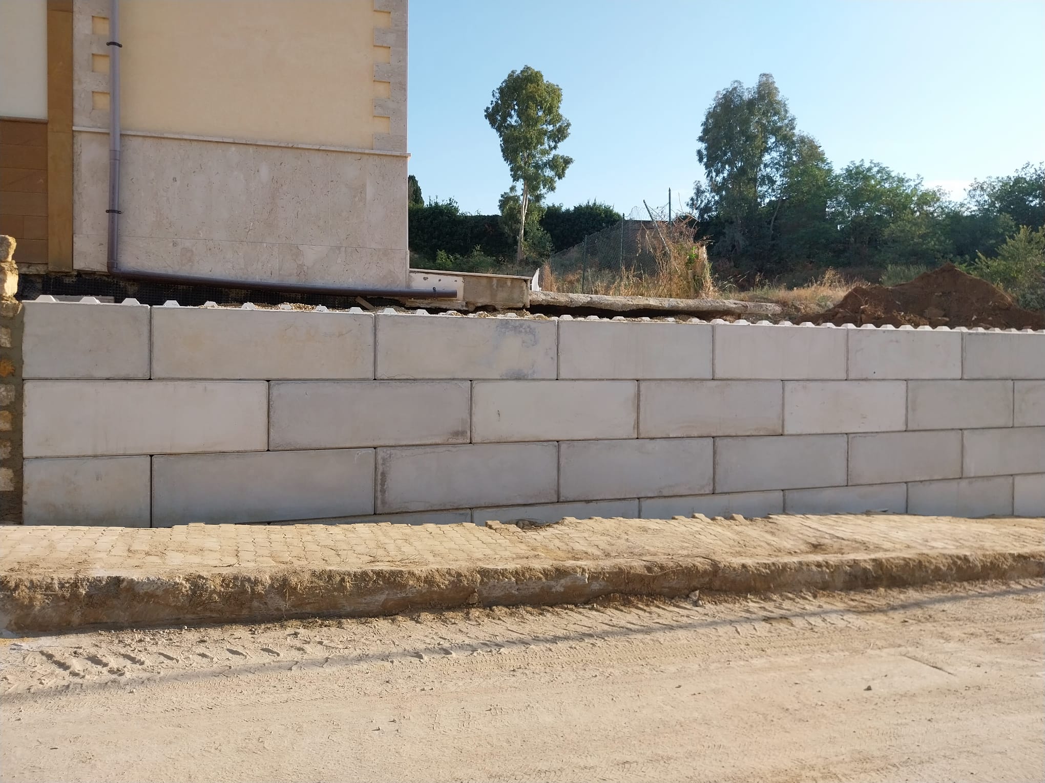 Piazza Armerina – Ricostruito il muro del cimitero Bellia in sole 48 ore dal temporale che lo aveva fatto crollare.