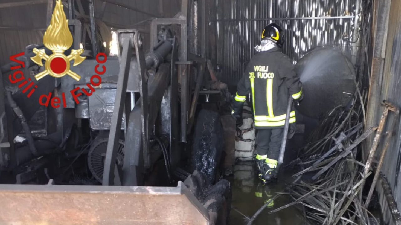 Capannone in fiamme a Barrafranca: intervento dei Vigili del Fuoco in contrada Albana