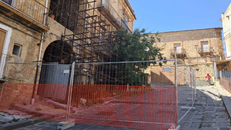 Piazza Armerina – Chiusura temporanea di via Itria. Un immobile da tenere sotto controllo