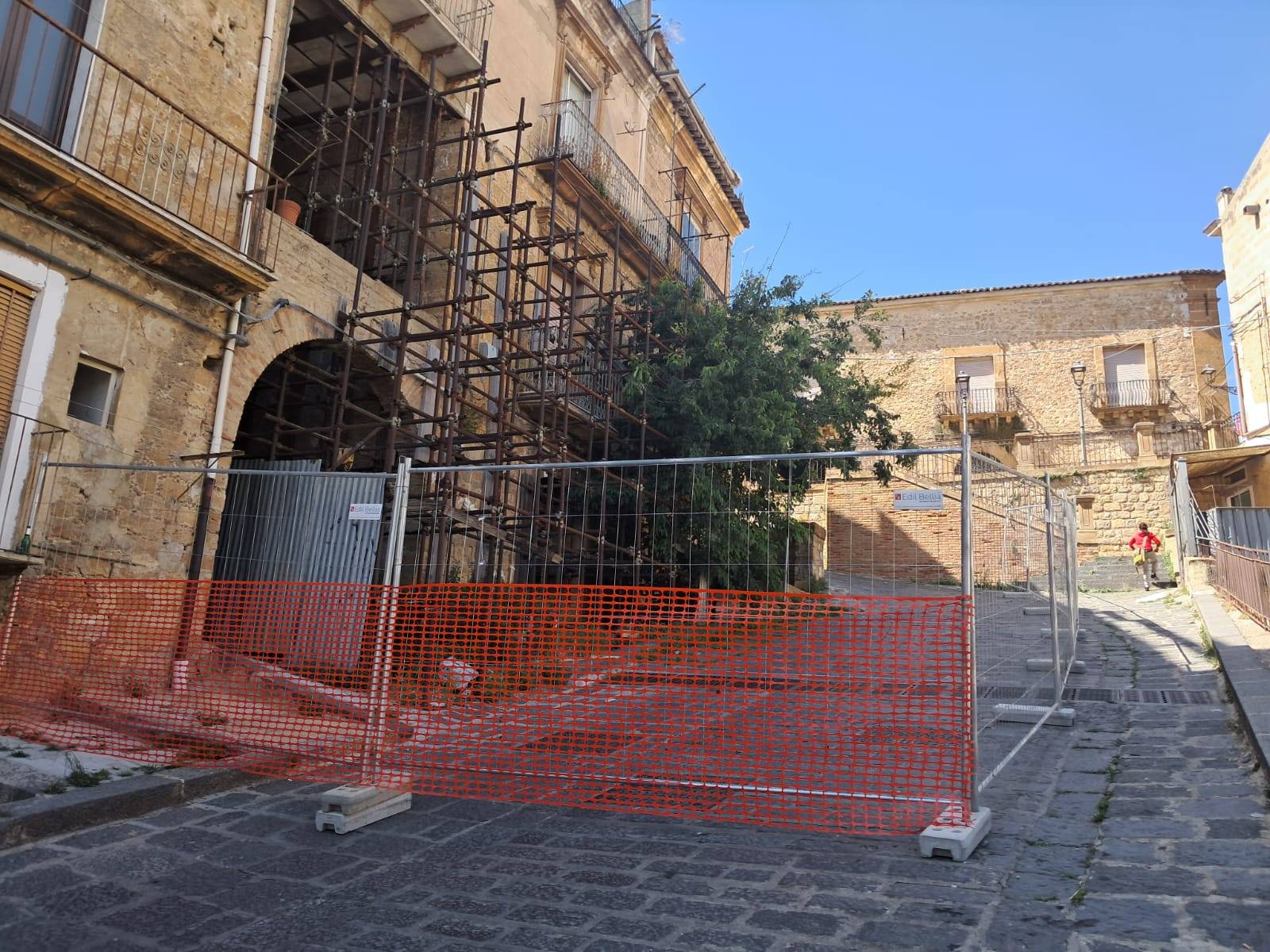 Piazza Armerina – Chiusura temporanea di via Itria. Un immobile da tenere sotto controllo