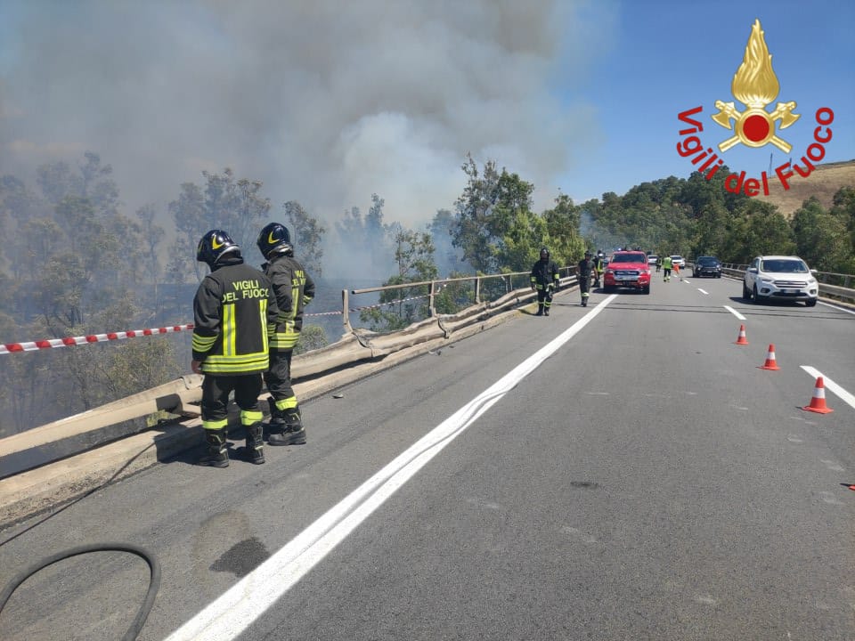 Camion precipita dal cavalcavia dell’A19 a Enna: morto il conducente, in fiamme il bosco sottostante