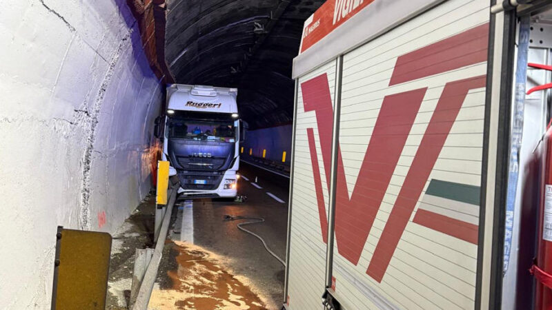 Intervento dei Vigili del Fuoco sull’A19: nella galleria Cappuccini un camion urta il gard reill,  squarcio nel serbatoio del carburante.