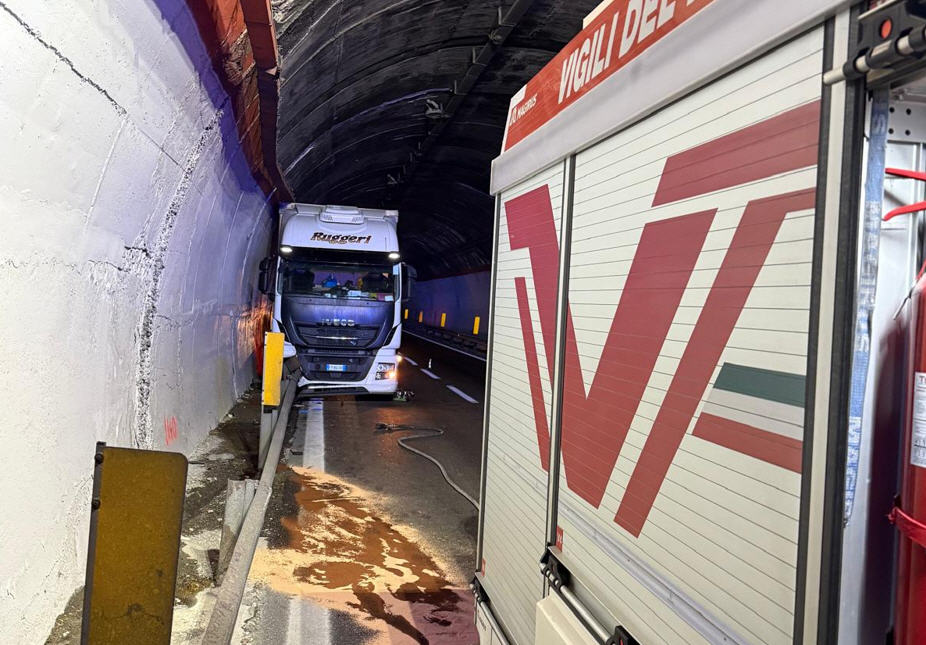 Intervento dei Vigili del Fuoco sull’A19: nella galleria Cappuccini un camion urta il gard reill, squarcio nel serbatoio del carburante.