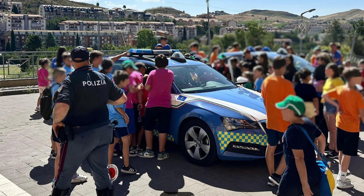 La Polizia di Stato incontra i ragazzi del Grest Sant’Anna. Sicurezza stradale e navigazione online al centro dell’educazione alla legalità