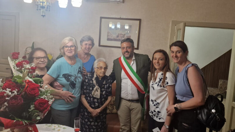 Il sindaco Cammarata festeggia i 100 anni di Carmela Minacapelli