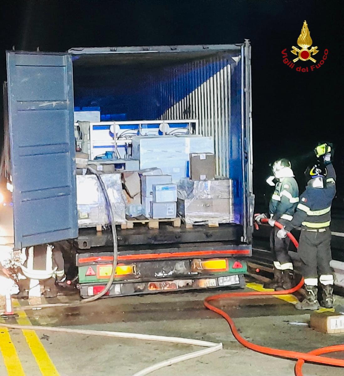 Incendio nella notte sulla A19: semi-rimorchio in fiamme, autostrada chiusa