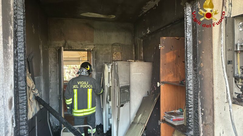 Incendio in abitazione a Barrafranca, evacuata una palazzina. Vigili del Fuoco in azione per domare le fiamme: nessun ferito