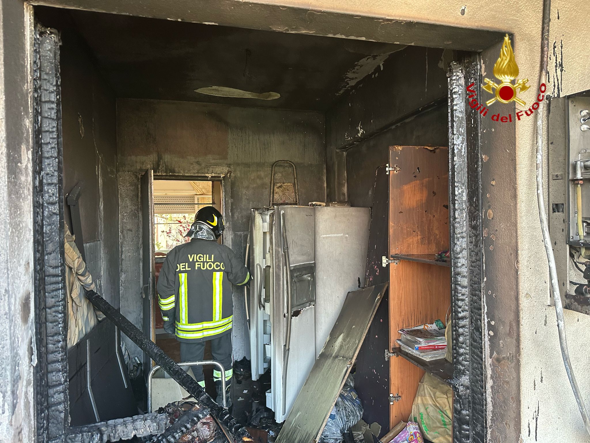 Incendio in abitazione a Barrafranca, evacuata una palazzina. Vigili del Fuoco in azione per domare le fiamme: nessun ferito