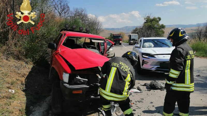 Scontro frontale sulla SS 192 nei pressi di Calderai. Due feriti trasportati all’ospedale Umberto I di Enna;