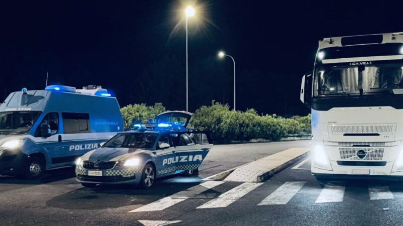 A19, stretta sui mezzi pesanti dopo gli incidenti: notte di controlli della Polstrada
