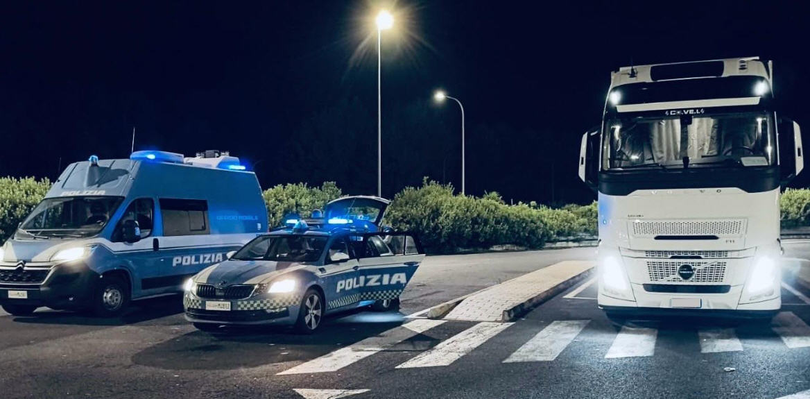 A19, stretta sui mezzi pesanti dopo gli incidenti: notte di controlli della Polstrada