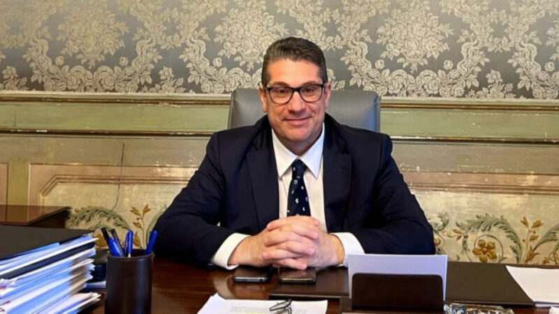 Approvati tre emendamenti per 11 milioni di euro a favore dei comuni e delle fasce deboli. L’On. Fabio Venezia: interventi su strade, rifiuti e lotta alla povertà
