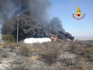 Ieri un Incendio ad Aidone nella zona industriale. Una discarica prende fuoco.