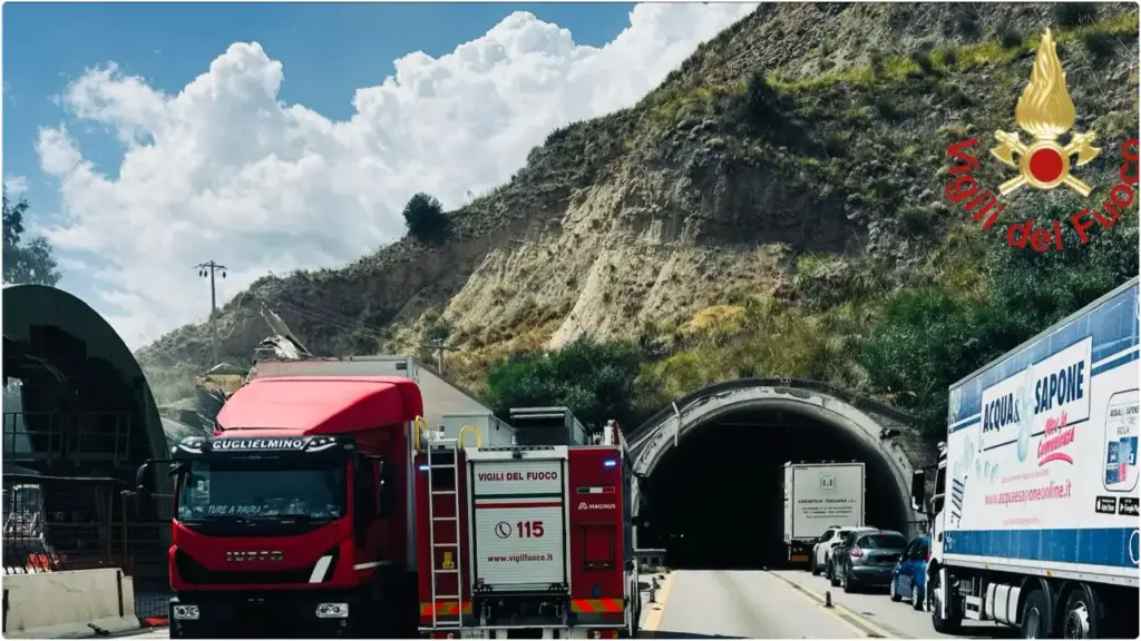 Sulla A19 camion danneggia una galleria