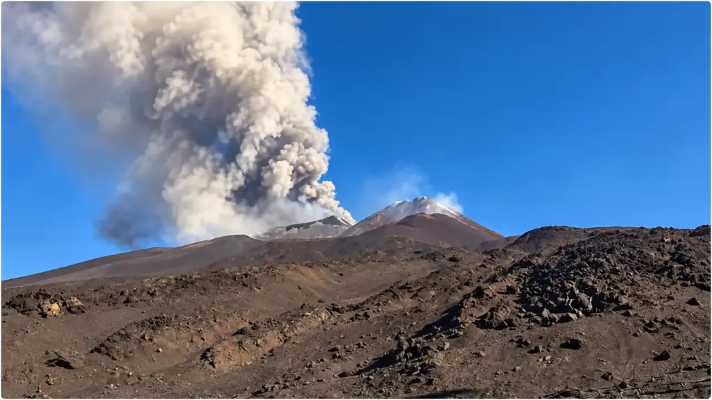 Etna in eruzione e voli sospesi a Catania, treni potenziati tra Palermo e il centro etneo