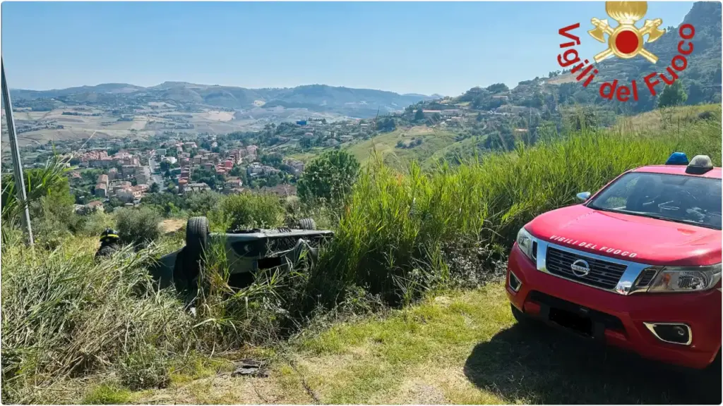 Incidente stradale sulla via San Calogero a Enna, auto precipita in una scarpata e si ribalta