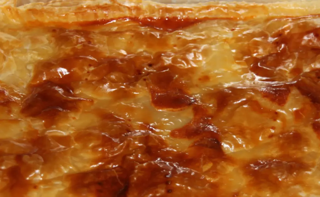 Torta salata di pasta sfoglia con patate e salsiccia