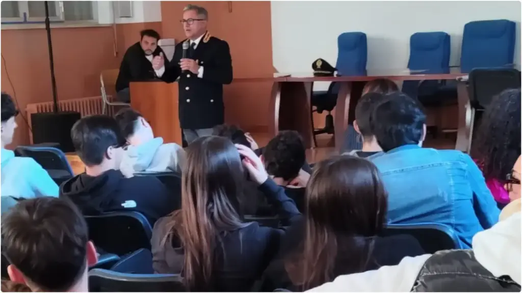 Piazza Armerina - La Polizia incontra gli studenti del Da Vinci per contrastare bullismo e pericoli del web