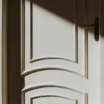 Porte interne e portoni: cosa considerare prima di scegliere materiali e finiture